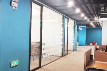 辦公室玻璃隔斷安裝技巧有哪些-秉帝玻璃隔斷