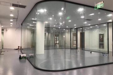 商務(wù)樓辦公玻璃隔斷裝飾色彩巧搭配技巧_辦公玻璃隔斷_上海秉帝玻璃隔斷