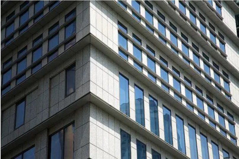 交通銀行大廈-此項(xiàng)目為84款中單全景防火玻璃隔斷+84款彎鋼防火玻璃隔斷+白板烤漆墻
