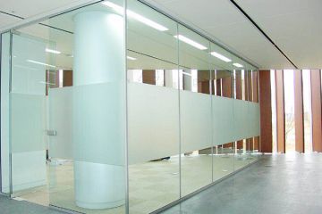 安裝玻璃隔斷前,建議看看這幾條辦公室玻璃隔斷建議,很實(shí)用
