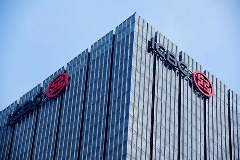 工商銀行大廈-A類(lèi)隔熱型納米硅防火玻璃隔斷+防火門(mén)+玫瑰雙開(kāi)極窄有框地彈簧門(mén)+磁吸白板墻+玫瑰金屏風(fēng)
