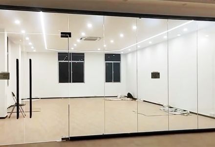 智能電動(dòng)霧化玻璃隔斷_通透性強(qiáng)_上海秉帝玻璃隔斷