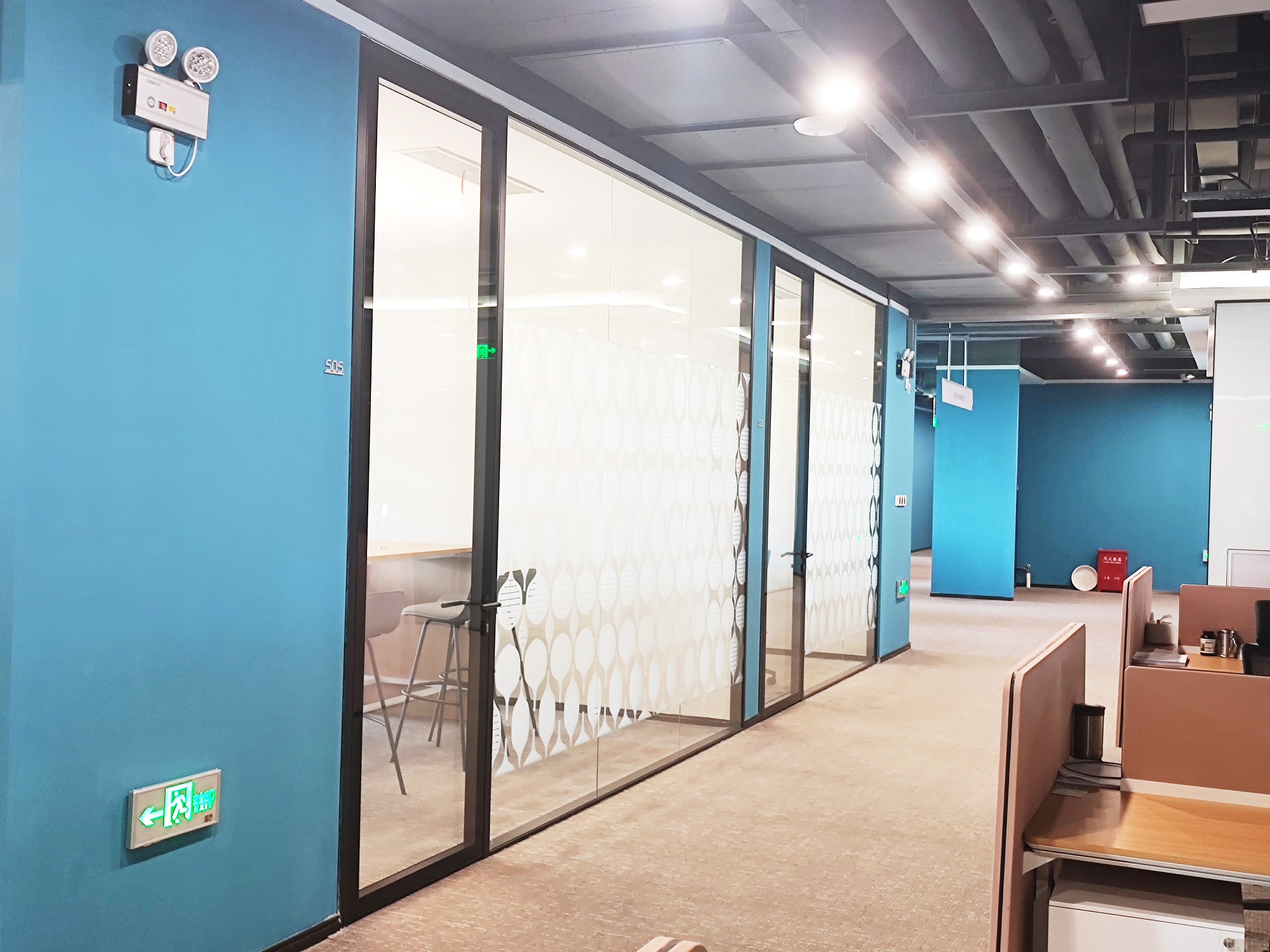 中小企業(yè)辦公室玻璃隔斷.jpg