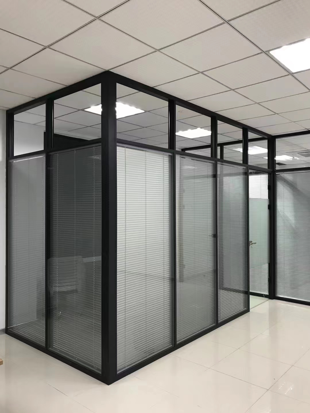 雙層百葉玻璃隔斷安裝.jpg