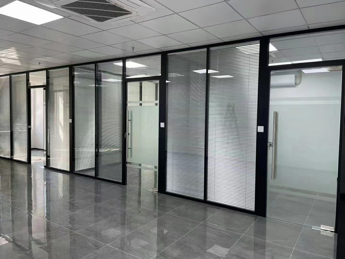 雙層內(nèi)置百葉玻璃隔斷.jpg