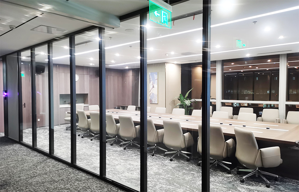 企業(yè)業(yè)主選擇全鋼防火玻璃隔斷.jpg