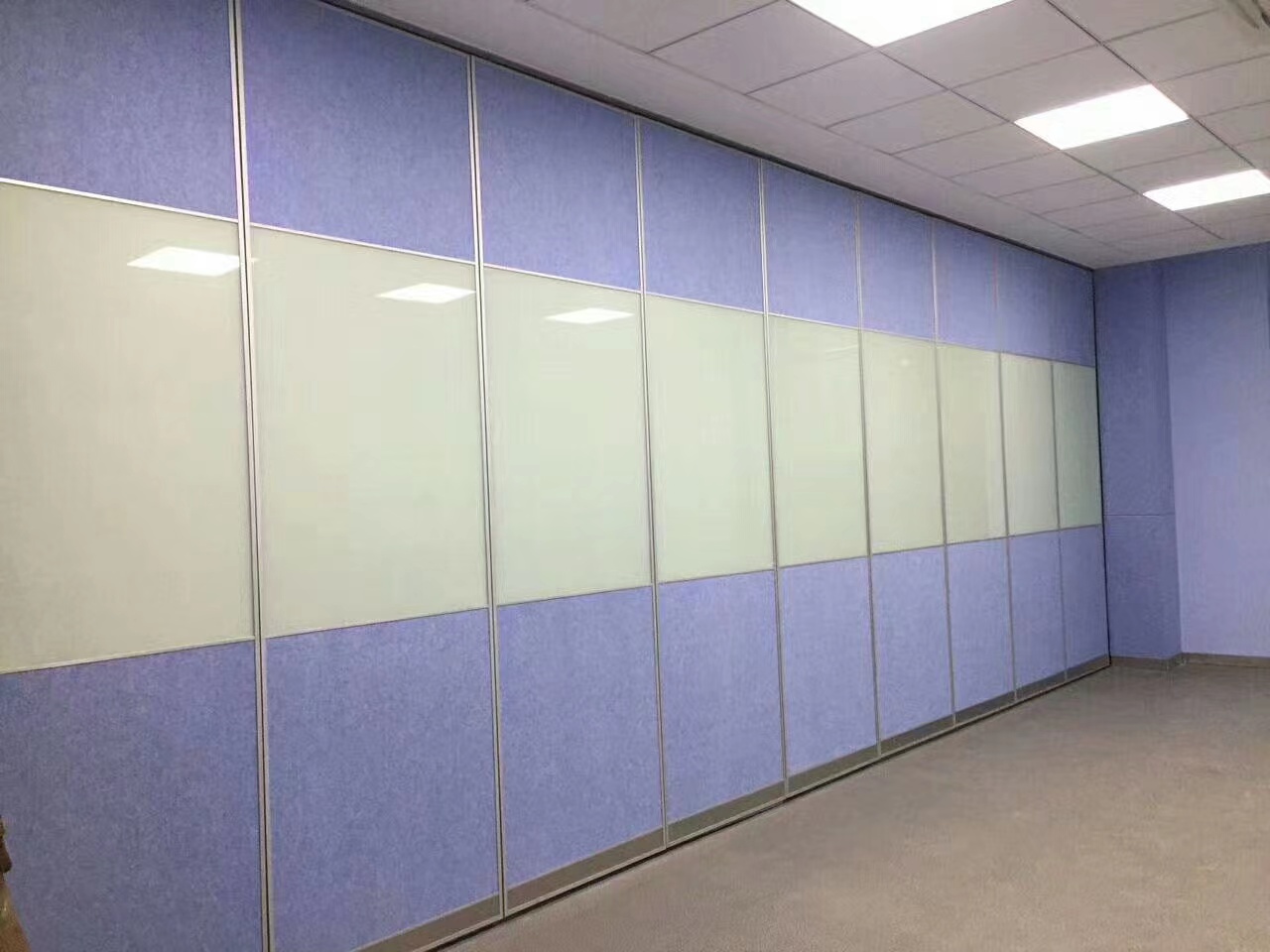 工廠車(chē)間做隔斷建議選擇玻璃隔斷和移動(dòng)隔斷的注意事項(xiàng).jpg