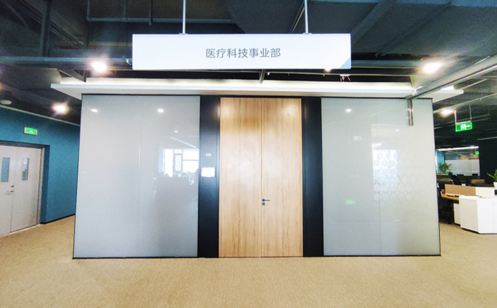 辦公室電動(dòng)調(diào)光玻璃隔斷.jpg